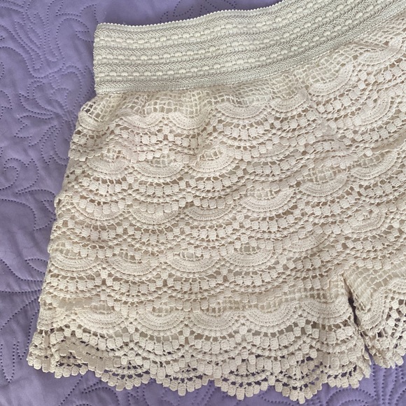 Cream Colored NWT Tiered Layered Cutout Shorts - Picture 3 of 15